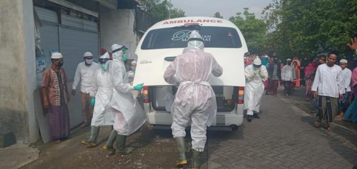 Pemakaman jenazah salah satu tokoh desa di Beji yang terkena corona. (Foto: Dok Humas Pasuruan)