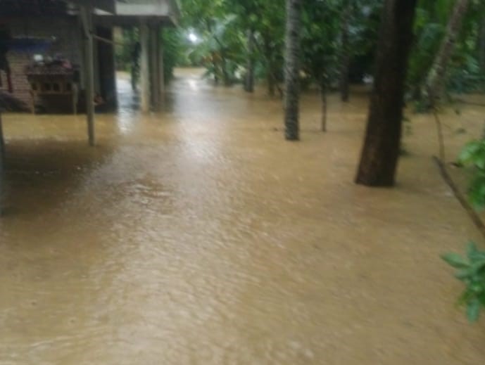 Banjir melanda pemukiman penduduk di desa Ngares, Kecamatan Trenggalek, Senin, 18 Mei 2020. (Foto: Dok BPBD TRenggalek) 