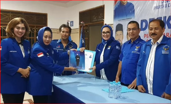 Siti Anggraenie Hapsari atau yang kerap disapa SAH saat mendaftarkan diri sebagai Bakal Calon Wakil Wali Kota Surabaya di DPD Partai Demokrat Kota Surabaya. (Foto: Antara/Tim SAH)