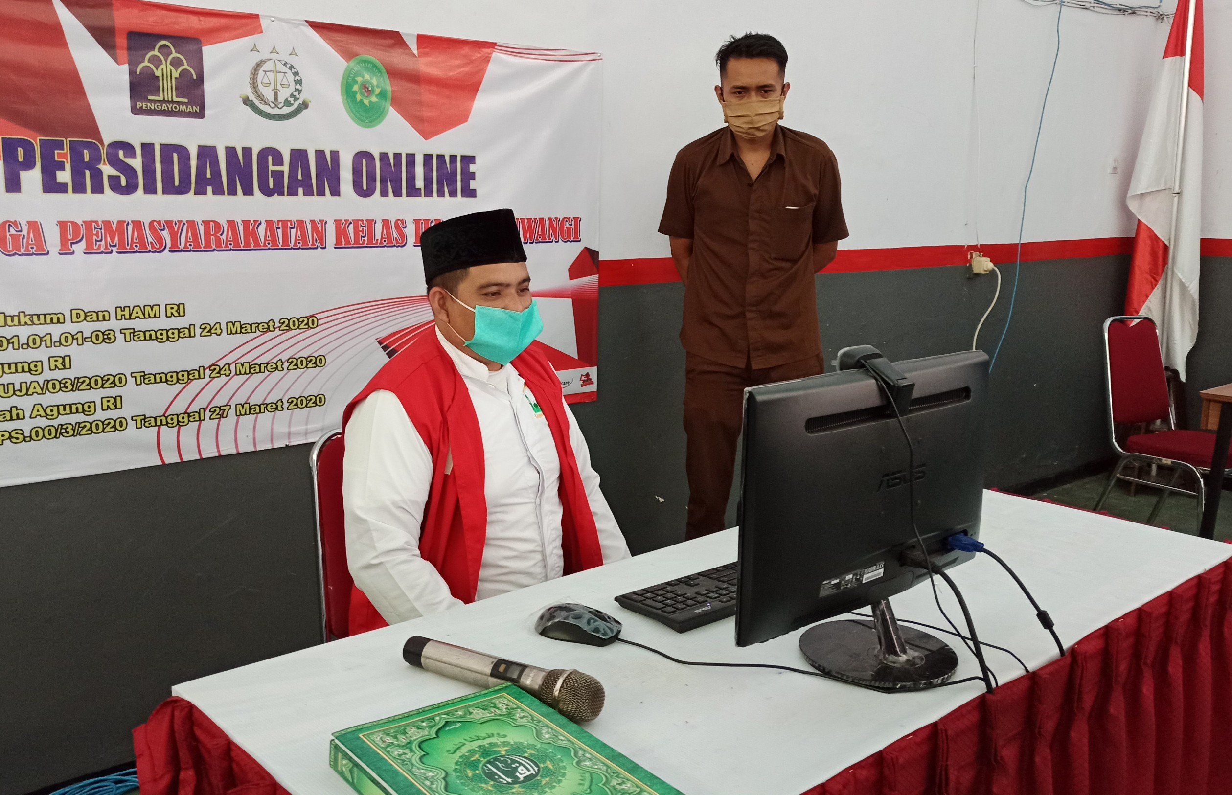 Ali Heri Sanjaya, terdakwa kasus pembunuhan Rosidah menjalani sidang secara online dari Lapas Banyuwangi. (Foto: Muh. Hujaini/Ngopibareng.id)