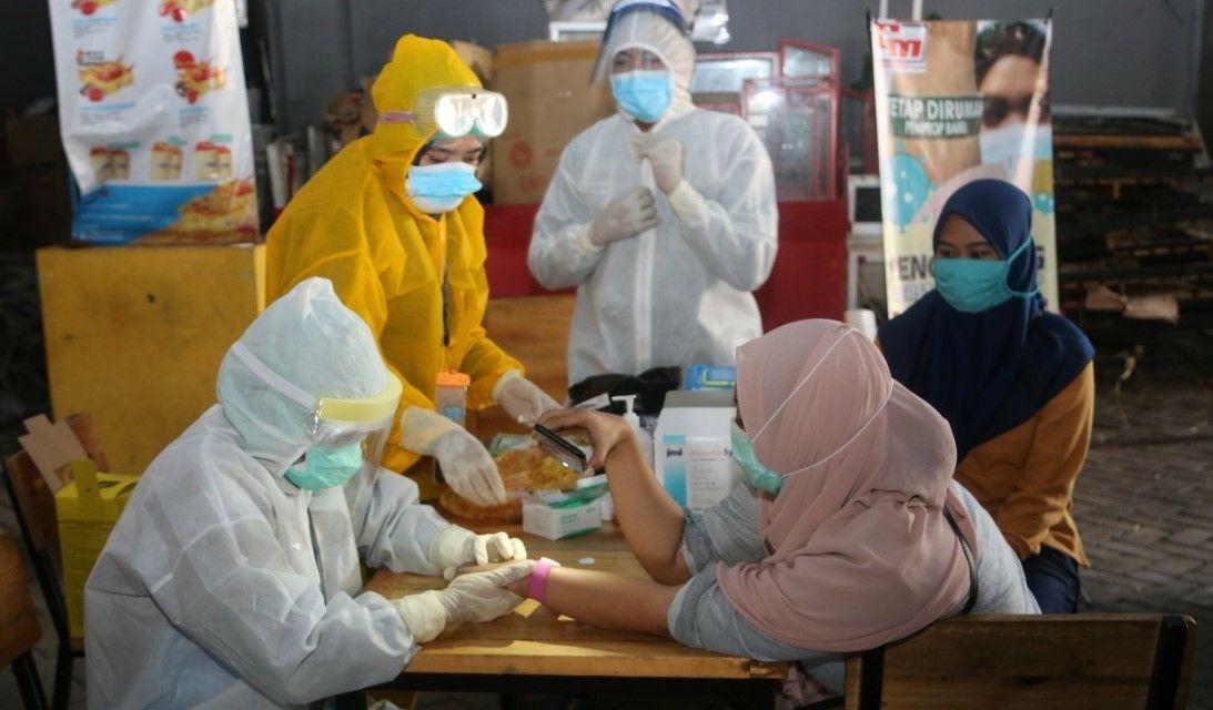 Petugas melakukan rapid test terhadap pengunjung swalayan Graha Mulia (GM) di Kota Probolinggo. (foto: Ikhsan Mahmudi/Ngopibareng.id)