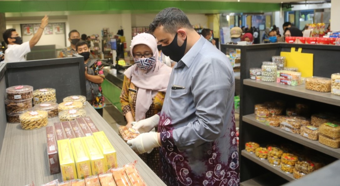 Walikota Hadi Zainal Abidin saat melakukan sidak di sejumlah swalayan di Kota Probolinggo, Jawa Timur. (Foto: Ikhsan Mahmudi/Ngopibareng.id)