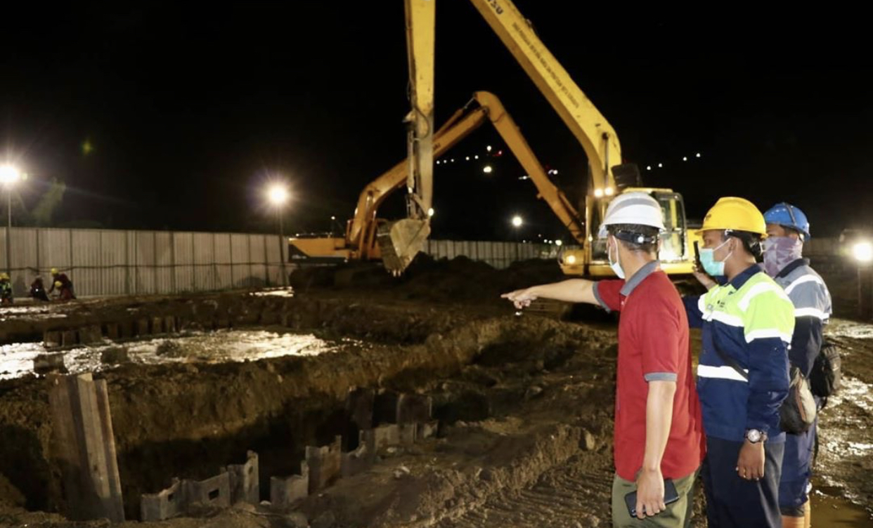 Proses pengerjaan pipa bocor milik PDAM Surya Sembada, Kota Surabaya yang berada di dekat Kampus UINSA (foto: instagram milik PDAM)