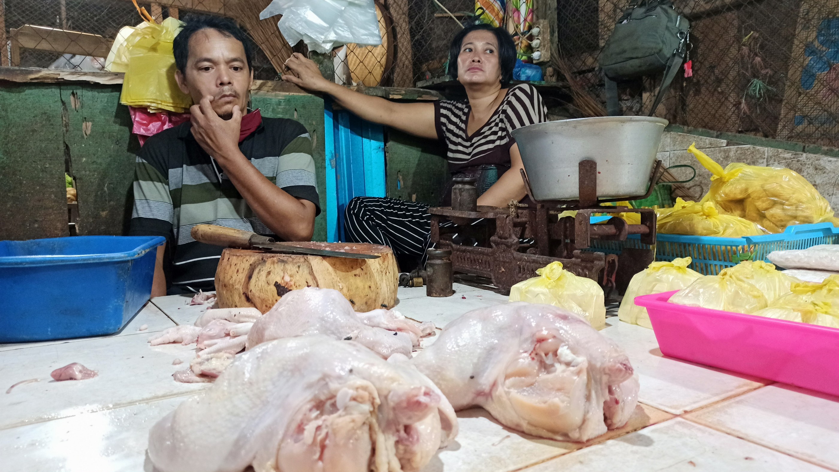 Penjual daging ayam potong di pasar Banyuwangi (foto: Hujaini/ngopibareng.id)