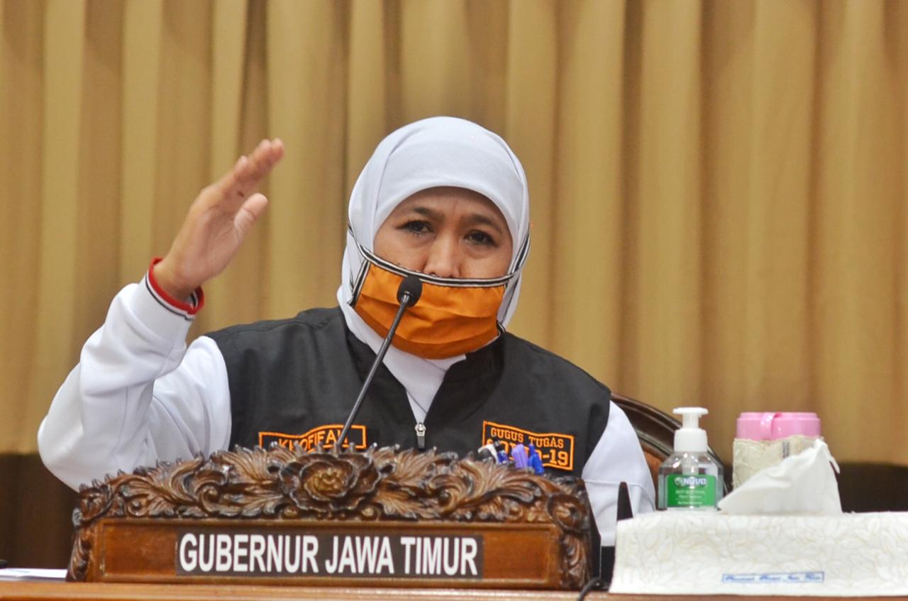 Gubernur Jawa Timur Khofifah Indar Parawansa, saat melakukan konferensi pers di Gedung Negara Grahadi. (Foto: Alief/ngopibareng.id)