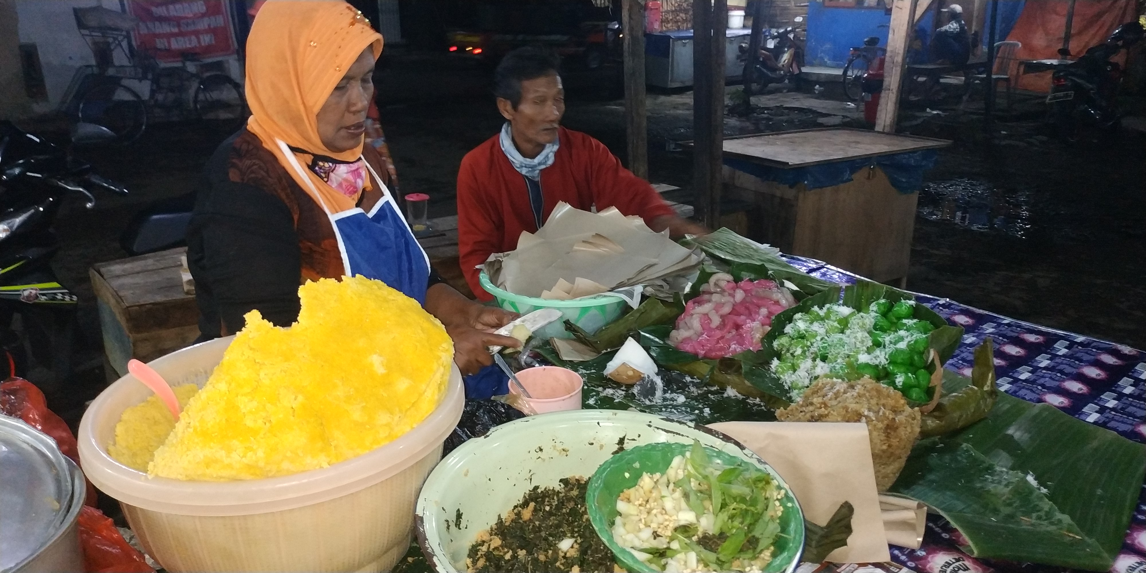 Eksis berjualan jajan pasar, di tengah gempuran kue modern. (Foto: Fendhy Plesmana/Ngopibareng.id)