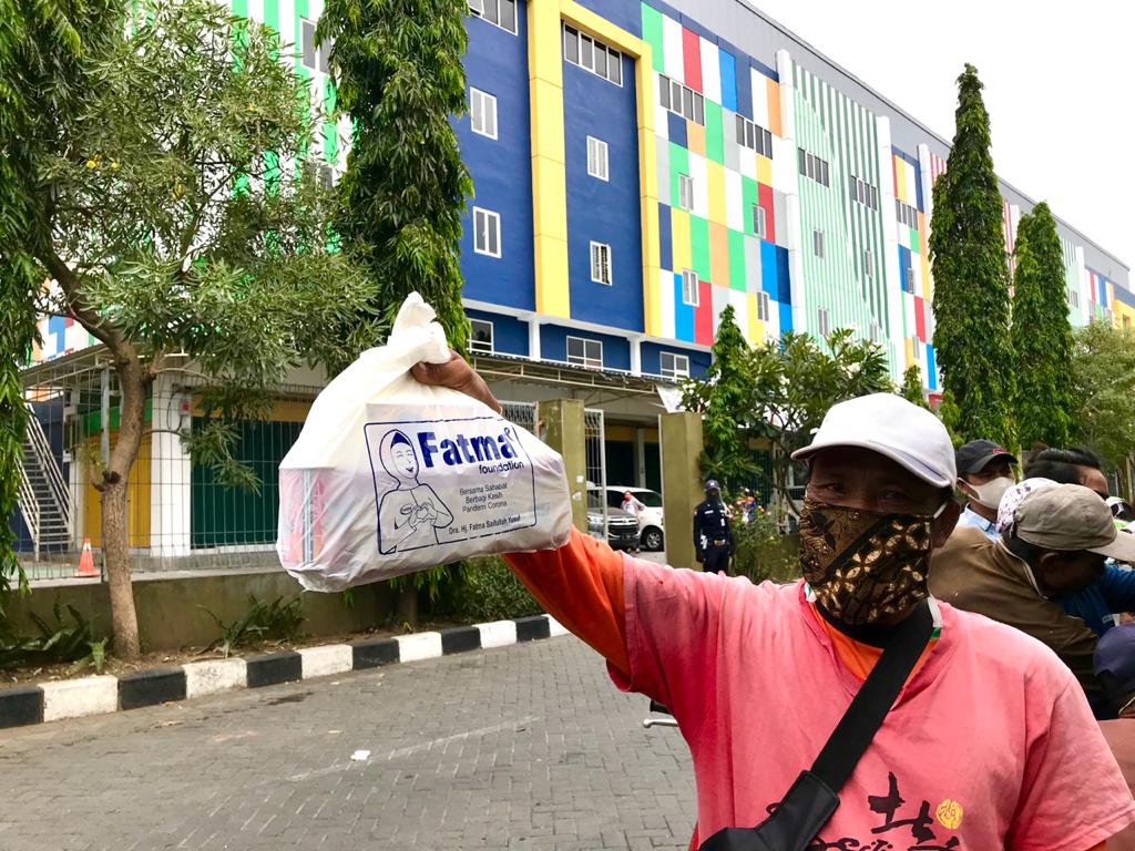 Ekspresi sopir angkot yang menerima bantuan sembako dari Fatma Foundation. (Foto: Fatma Foundation)