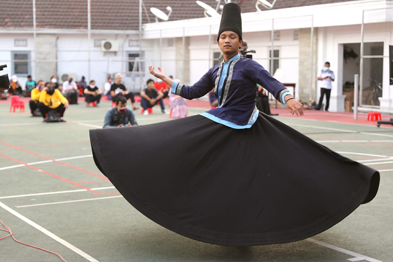 Penari sufi saat menghipnotis panggung kahanan. (Foto: Ist/Ngopibareng.id)