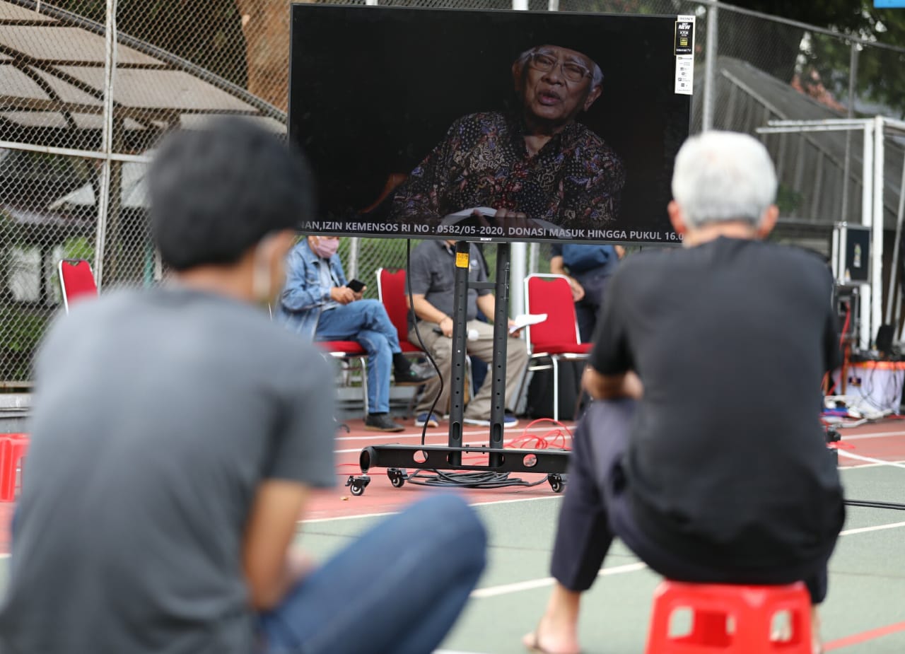 Gus Mus membacakan puisi melalui live streaming. (Foto: Ist/Ngopibareng.id)