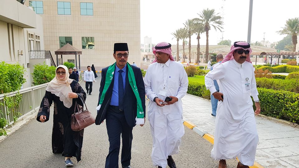 Agus Maftuh Abegebriel didampingi isterinya, Luluk Muniroh Maftuh, bersama koleganya di Arab Saudi. (Foto: Istimewa)