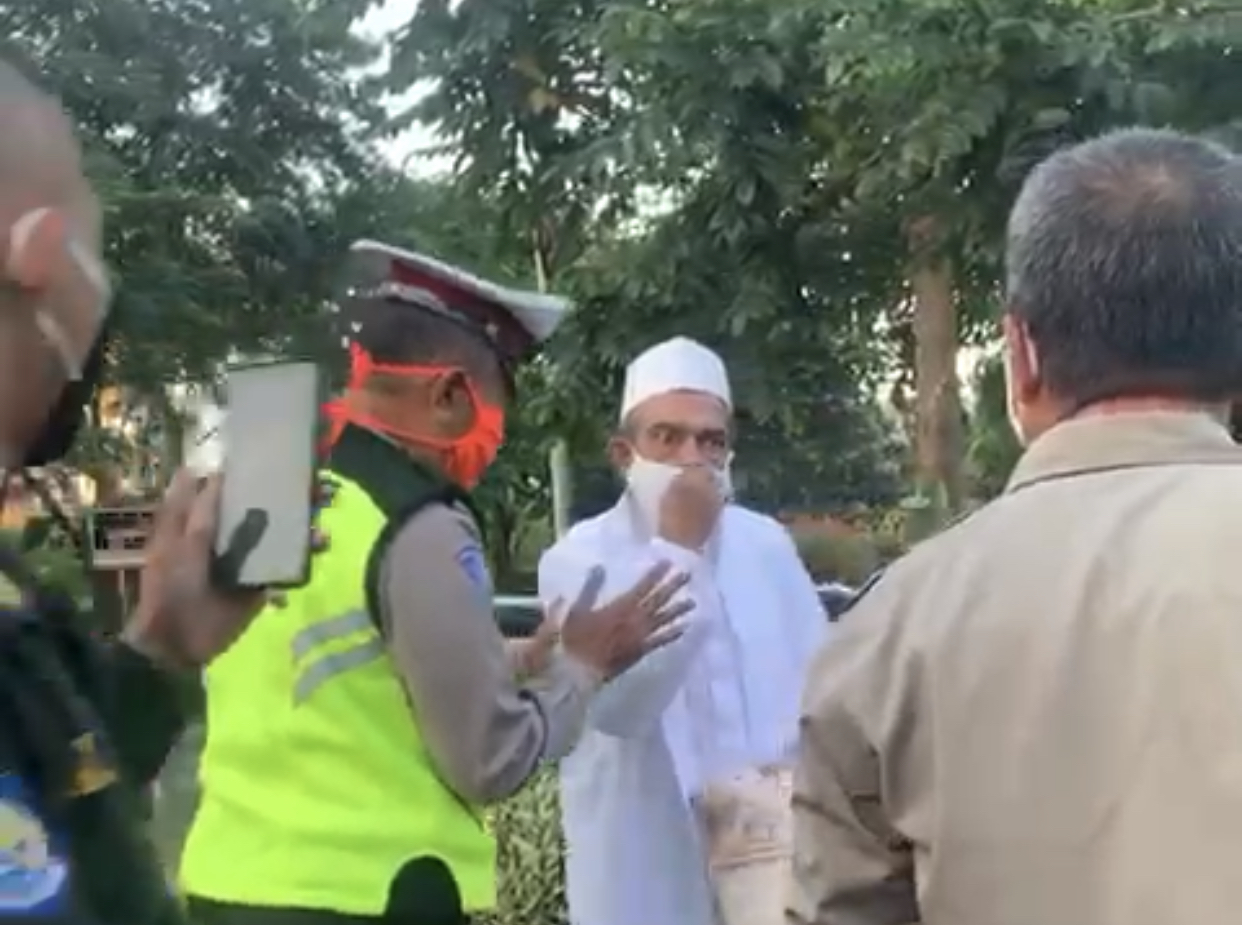 Viral di media sosial terkait adu mulut yang dilakukan Habib Umar Abdullah Assegaf, pemilik Majelis Roudhotus Salaf Bangil, terhadap salah satu petugas jaga di pos check point Exit Tol Satelit. (Foto: Istimewa)