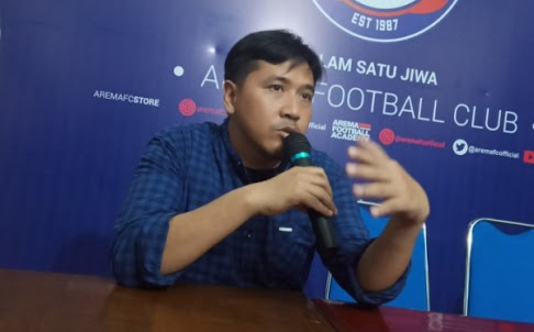 Media Officer Arema FC, Sudarmaji saat berada di Kantor Arema FC. (Foto: Lalu Theo/Ngopibareng.id)