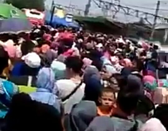 Suasana di depan Stasiun Tanah Abang, Jakarta Pusat. (Foto: Asmanu Soedarso/Ngopibareng.id)