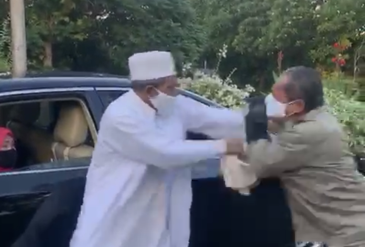 Potongan video yang menunjukkan perseteruan antara Habib Umar Abdullah Assegaf, pemilik Majelis Roudhotus Salaf Bangil, Pasuruan, Jawa Timur dengan seorang anggota Satpol PP. (Foto: Istimewa) 