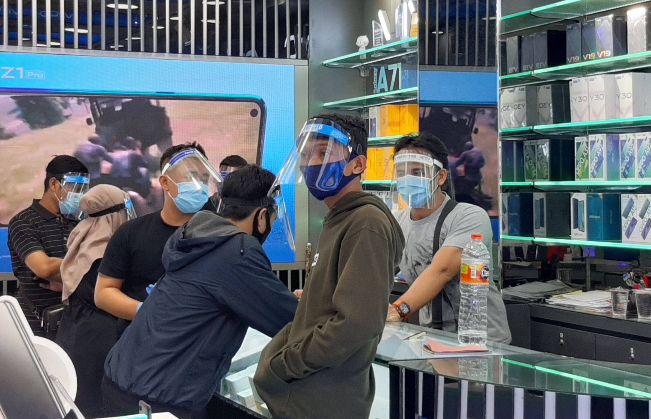 Suasana di Plaza Marina di mana semua orang yang masuk harus mengunakan face shield. (Foto:Pita Sari/Ngopibareng.id)