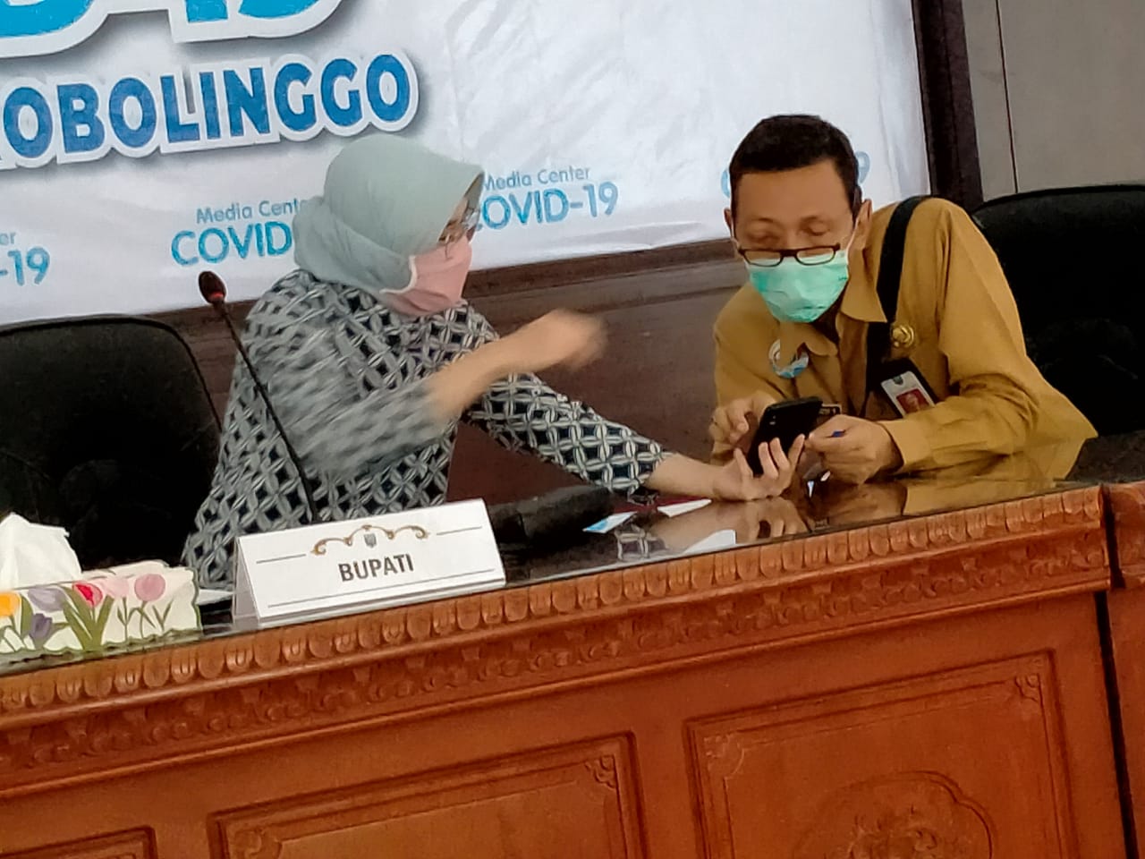 Jubir Satgas Covid-19, dr Anang Budi Yoelijanto (kanan) bersama Bupati Puput Tantriana Sari. (foto: Ikhsan Mahmudi/ngopibareng.id)