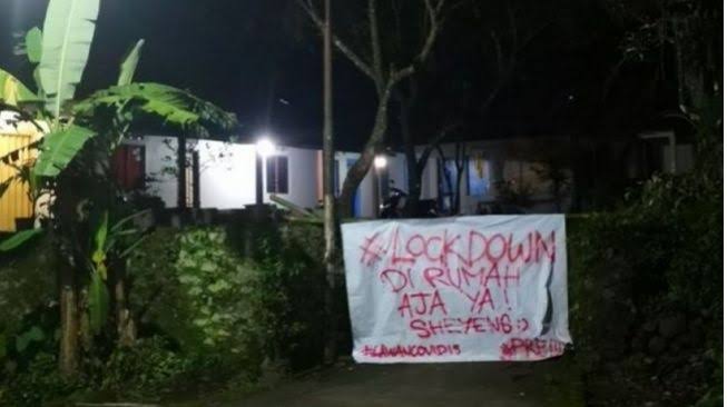 Suasana perkampungan Jogjakarta malam hari di masa pandemi.