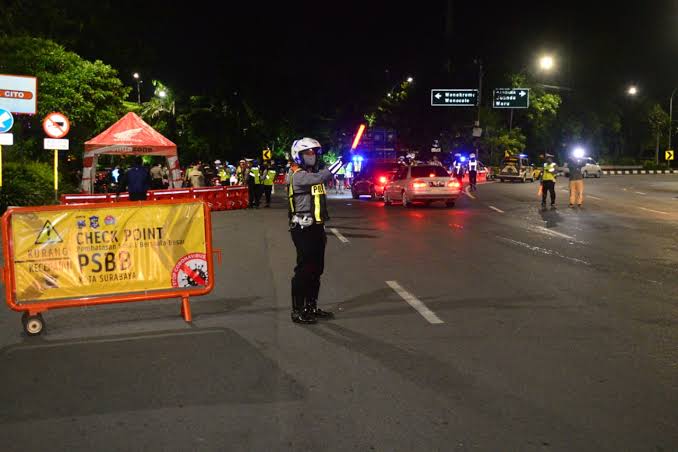 Suasana di Check Point Bundaran Waru Surabaya selama PSBB.