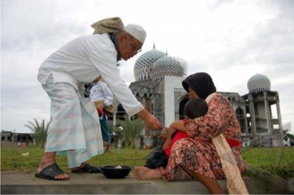 Bersedekah menunjukkan kesalehan sosial dalam Islam.(Foto: Istimewa)