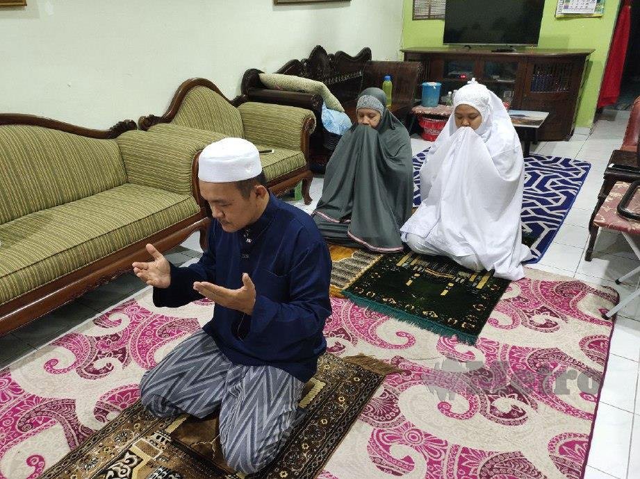 Shalat berjamaah berlangsung di rumah, selama pandemi Covid-19. (Foto: Istimewa)