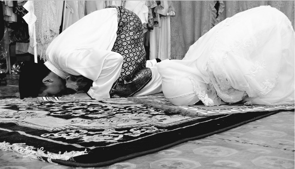 Shalat berjamaah bersama keluarga di rumah. (Foto: Istimewa)