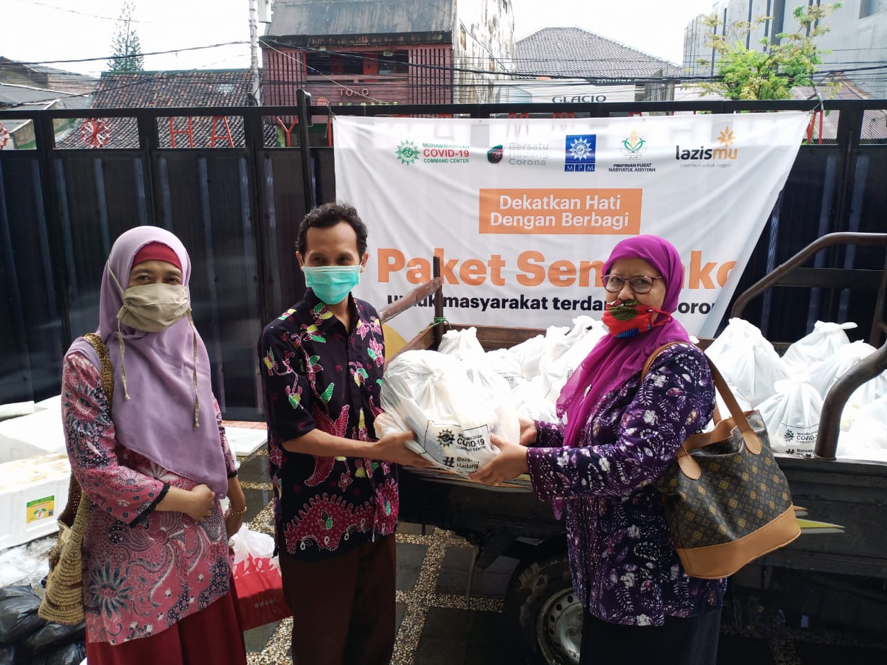 Kader Nasyiatul Aisyiyah ketika menyerahkan bantuan. (Foto: muhammadiyah.or.id)