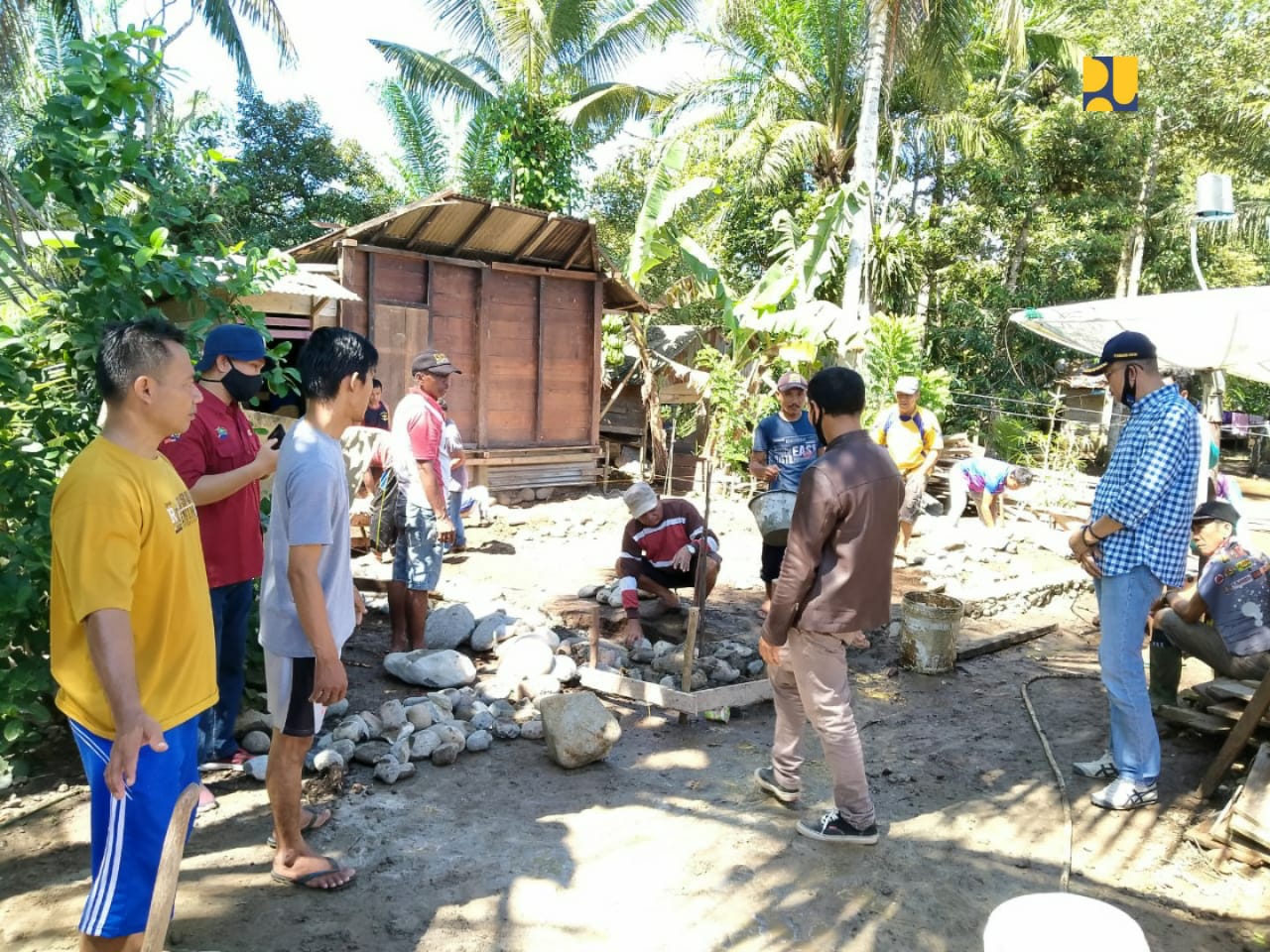 Warga yang bekerja dalam proyek bedah rumah Kementerian PUPR. (Kementerian PUPR)