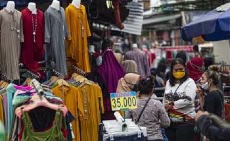 Pedagang dan para pembelanja bersatu di Jalan Jati Baru II, Tanah Abang, Jakarta, Senin.Kagak ada PSBB di Pasar Tanah Abang dan sekitarnya. (Foto: Antara)