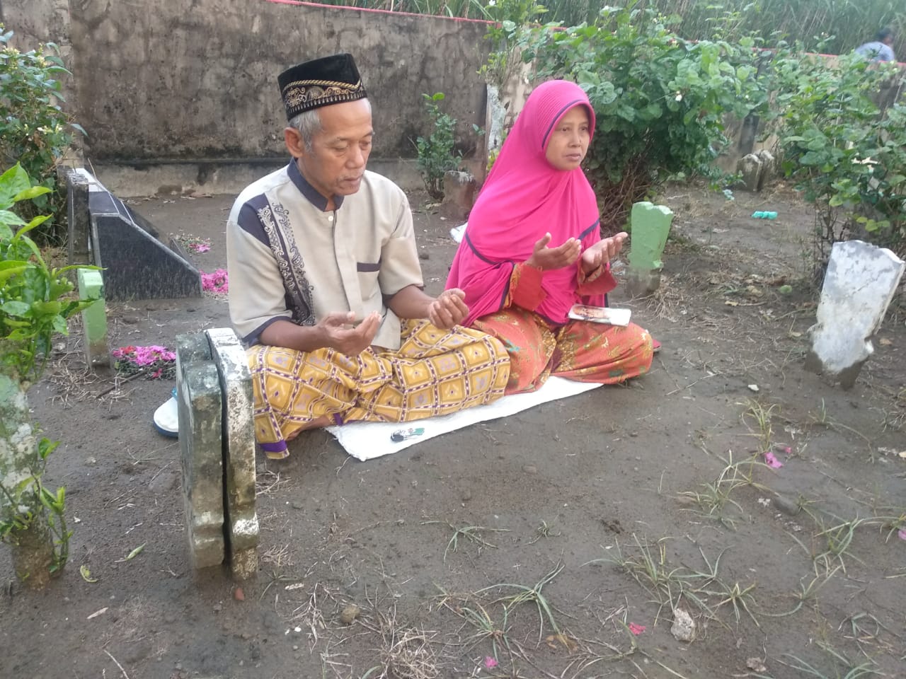 Peziarah yang nyekar ke makam keluarganya di Jombang, Jawa Timur. (Foto: M.Rizqi/Ngopibareng.id)