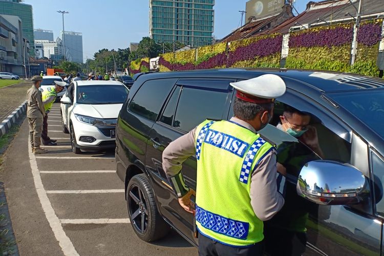 Berbagai cara dilakukan pemudik supaya bisa pulang kampung.  Kendaraan pribadi dijadikan travel. Petugas telah mencium modus ini, dan memergokinya. (Foto: dok Polda Metro Jaya)