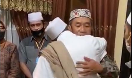 Damai, Habib Umar memeluk Asmadi. (Foto: Twitter/abubakarsegaf)