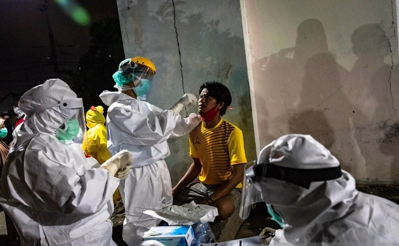 Petugas melakukan tes Corona terhadap pedagang Pasar Kobong Semarang. (Foto: Antara)