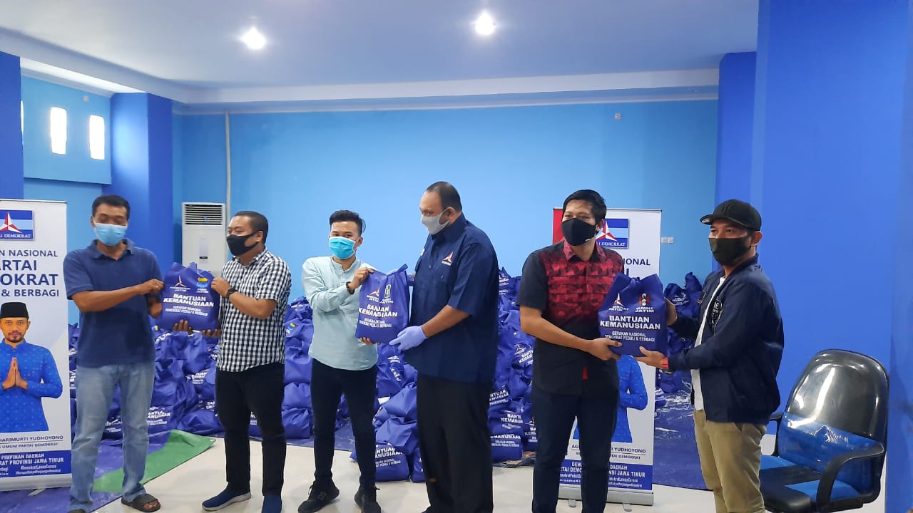 Wakil Sekretaris DPD Demokrat Jawa Timur, Reno Zulkarnaen dan perwakilan Organisasi Mahasiswa di Kantor DPD Demokrat Jatim. (Foto: Alief Sambogo/Ngopibareng.id)