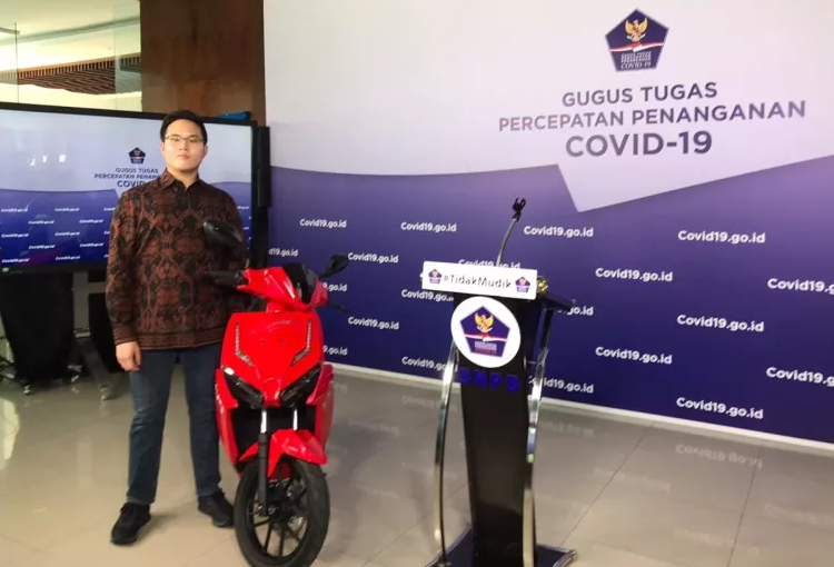 Penawar lelang kedua tertinggi motor listri Gesits bertanda tangan Presiden Jokowi dimenangkan Warren Tanoesoedibjo. (Foto: Dok. BNPB)