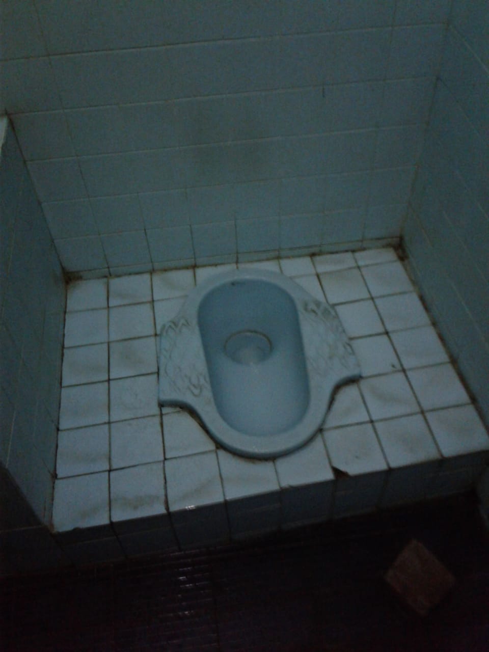 Kloset Asrama Haji Sukolilo tidak terawat. Bahkan masih tersisa BAB yang belum disiram.  (Foto: Istimewa)
