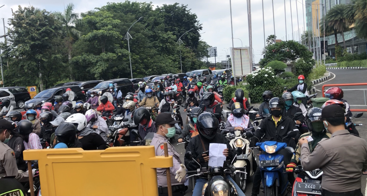 Penumpukan pengendara yang sempat terjadi di pintu masuk check point Bundaran Waru (Andik Dwi/Ngopibareng.id)