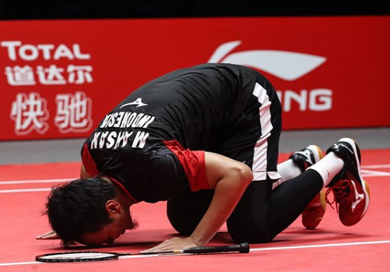 Mohammad Ahsan saat melakukan selebrasi sujud syukur. (Foto: Instagram @bwf.official)