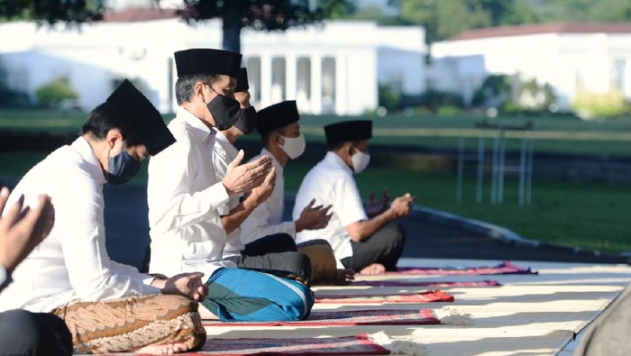 Jokowi salat Id di Istana Bogor bersama keluarga. (Foto: Biro Pers, Media dan Informasi Sekretariat Presiden)