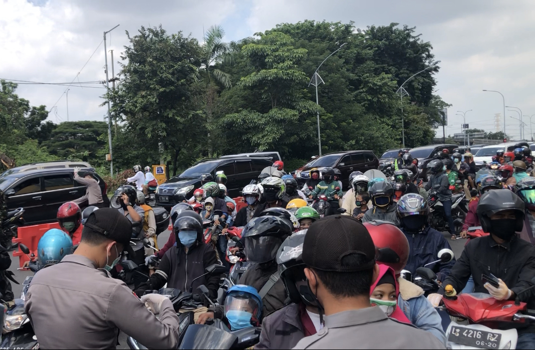 Kendaraan roda dua memadati check point Bundaran Waru, pada lebaran pertama, Minggu, 24 Mei 2020, kemarin (Foto: Andik/Ngopibareng.id)