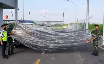 Petugas keamanan Bandara A. Yani Semarang mengamankan balon udara dari plastik, kemarin. (Foto:Tribun)