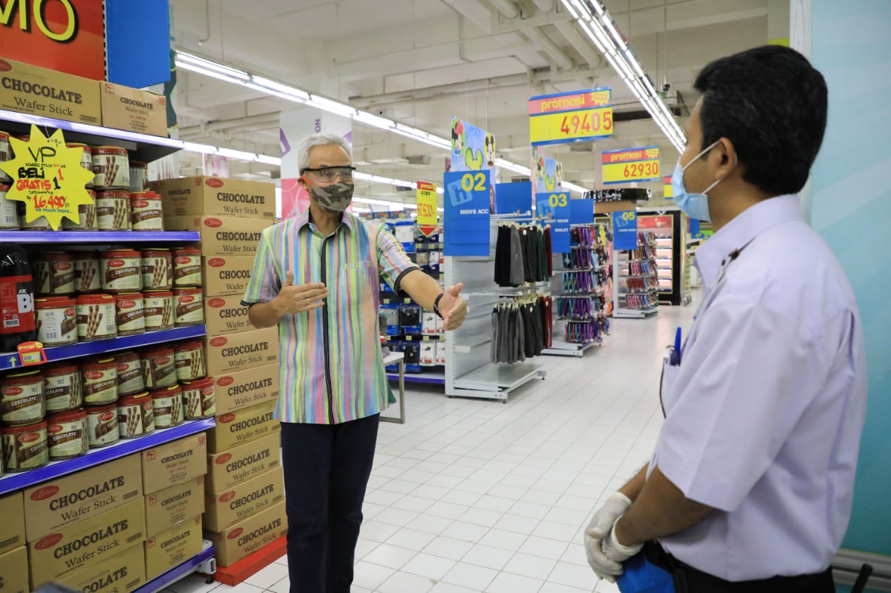 Gubernur Jawa Tengah Ganjar Pranowo saat mengunjungi Mall menyiapkan pelaksanaan New Normal. (Foto: Ist/Ngopibareng.id)