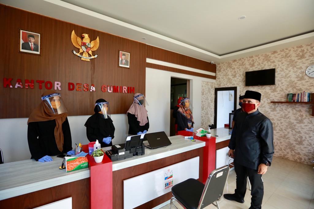 Bupati Banyuwangi Abdullah Azwar Anas mengunjungi kantor Desa Gumirih, Kecamatan Singojuruh. (Foto: Muh. Hujaini/Ngopibareng.id)