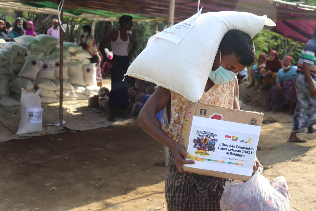 Penyerahan bantuan Lazismu di provinsi Rakhine, Myanmar. (Foto: media lazismu)