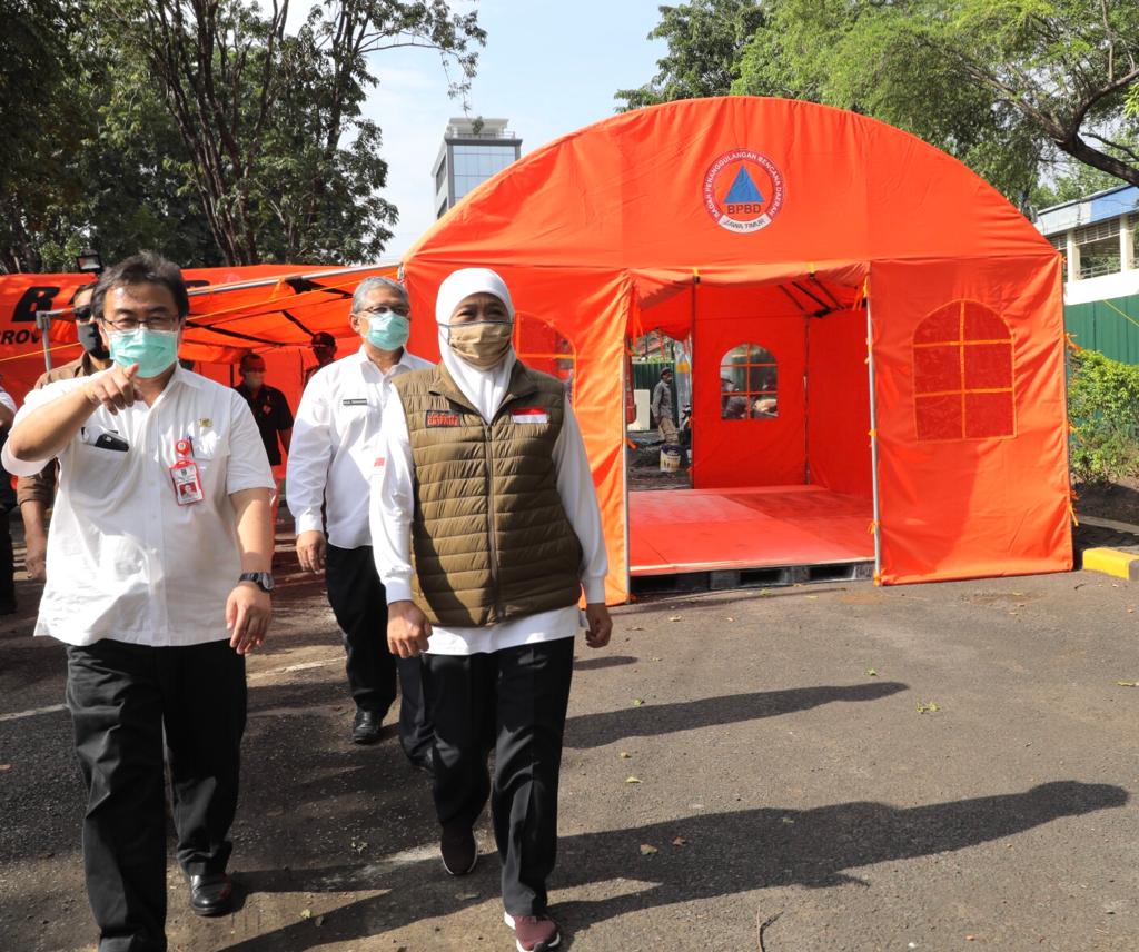 Dr Joni Wahyuhadi mendampingi Gubernur Jatim, Khofifah Indar  Parawansa melihat kesiapan RS Darurat. 