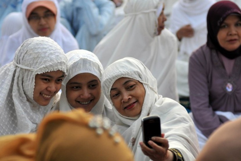 Akhlak mulia di antara sesama Muslimah. (Foto: Istimewa)