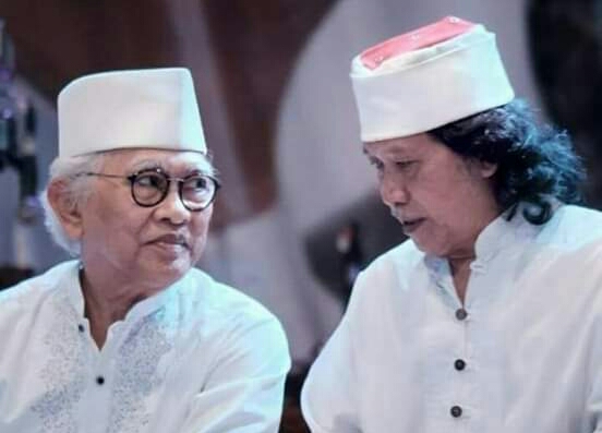 Emha Ainun Nadjib ketika bersama KH Ahmad Mustofa Bisri (Gus Mus). (Foto: Istimewa)