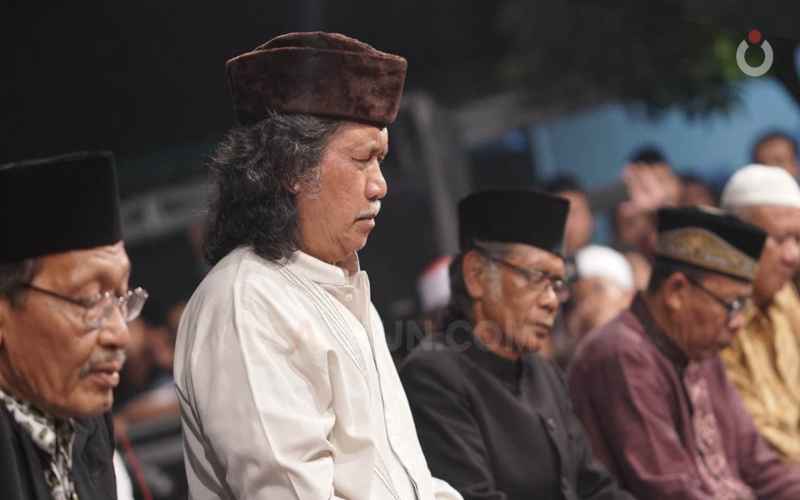 Emha Ainun Nadjib ketika tampil dalam acara pengajian Maiyah dan Kiai Kanjeng. (Foto: Istimewa)