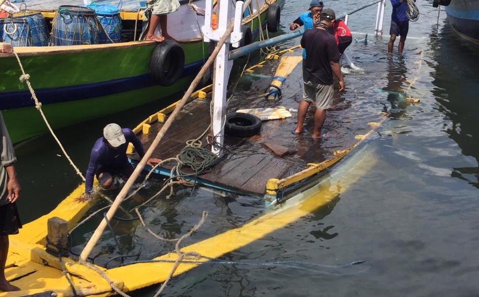 Kapal pengangkut ikan saat dievakuasi ke Pelabuhan Tanjung Tembaga, Kota Probolinggo. (Foto: Ikhsan Mahmudi/ngopibareng.id)