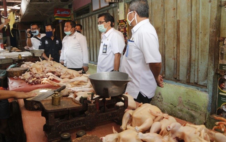 Satgas Pangan Kota Probolinggo saat menyidak para pedagang daging ayam broiler di Pasar Baru. (Ffoto: Ikhsan Mahmudi/ngopibareng.id)