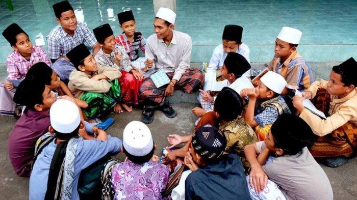 Aktivitas santri ketika sedang belajar di pesantren dalam kondisi normal. (Foto: istimewa)